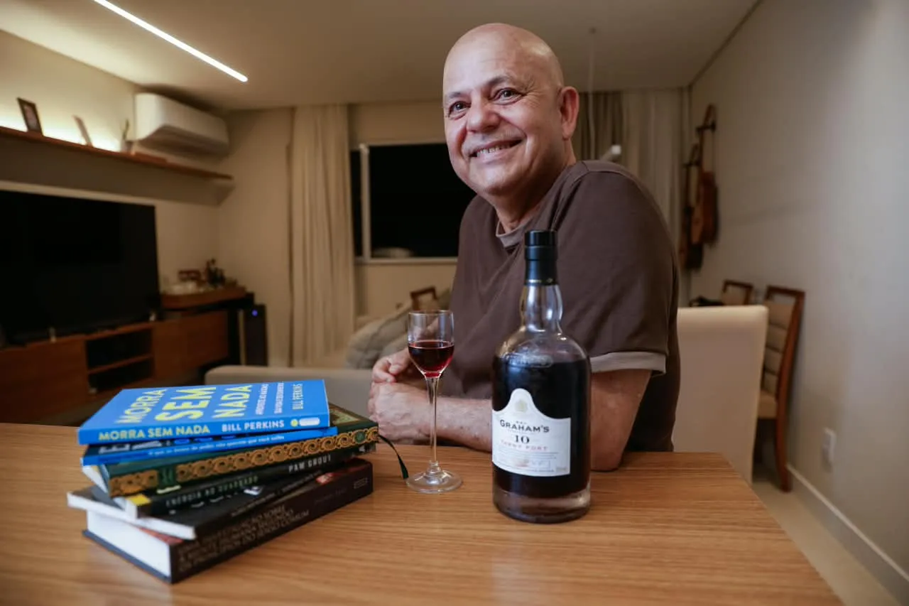 Antônio ama livros e vinho, comprando alguns em suas viagens