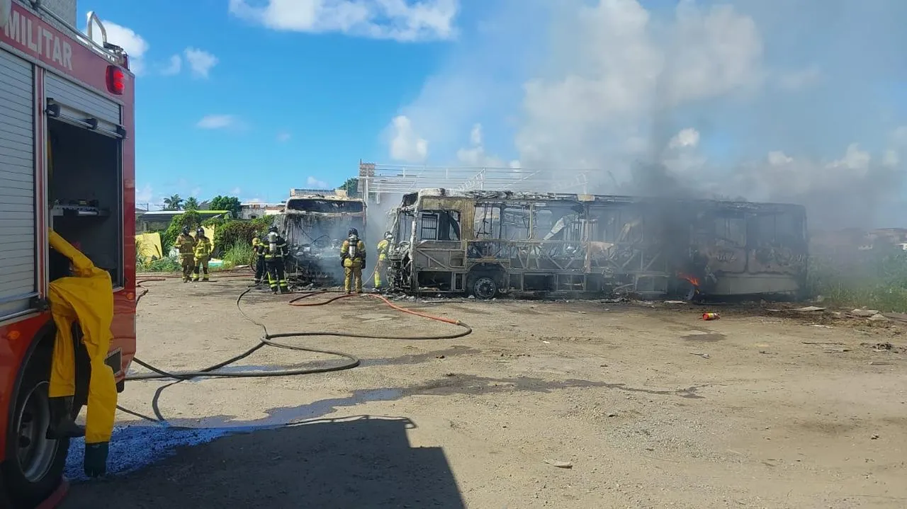 Quatro dos cinco ônibus destruídos no incêndio eram usados para o transporte escolar em Lauro de Freitas