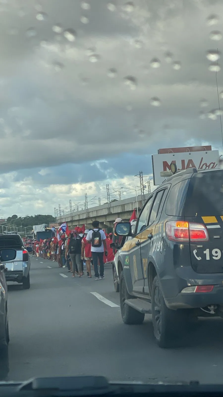 Imagem ilustrativa da imagem Tudo travado: marcha do MST emperra trânsito na BR-324