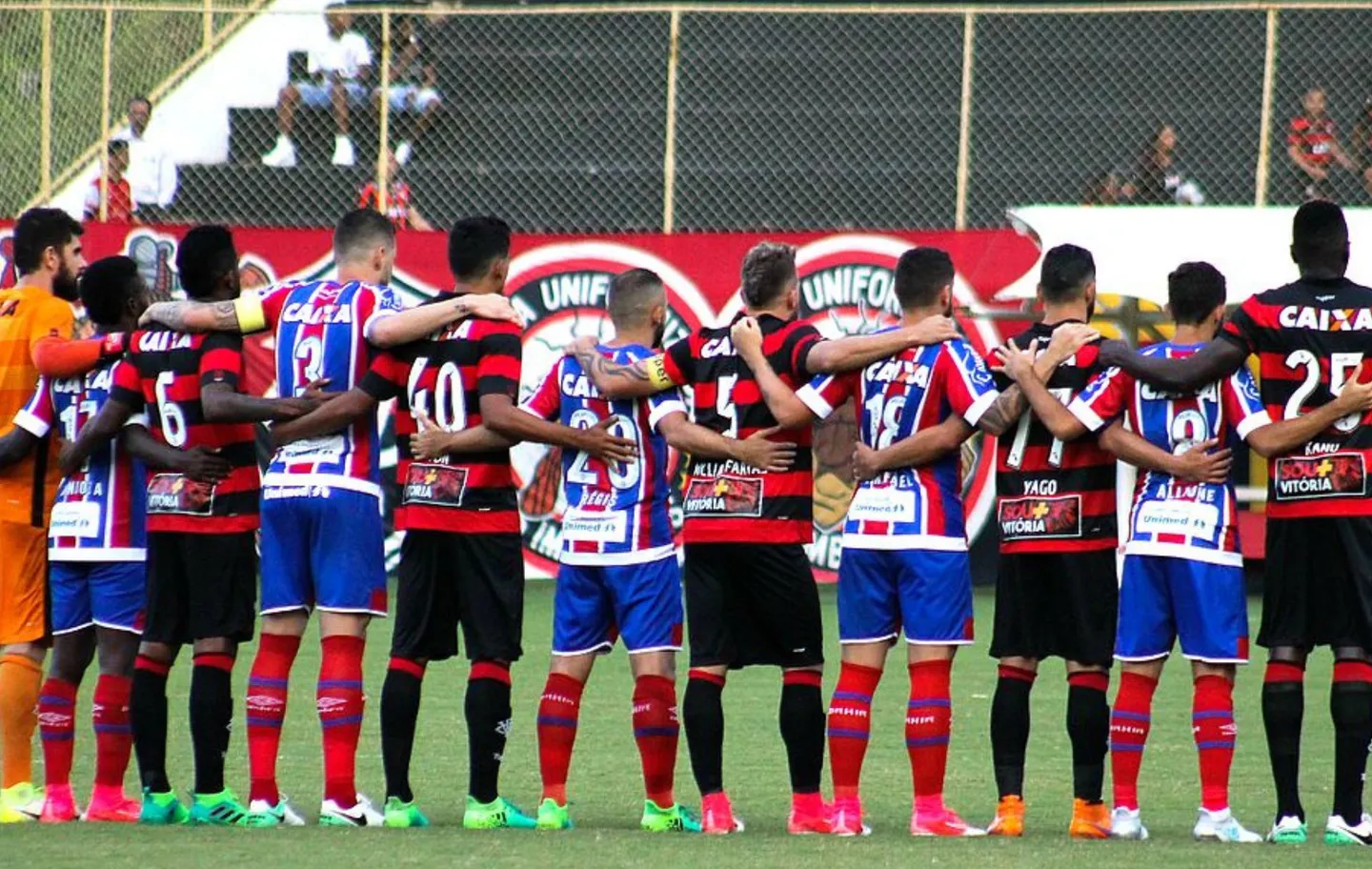 Jogadores se abraçaram antes de começar o jogo