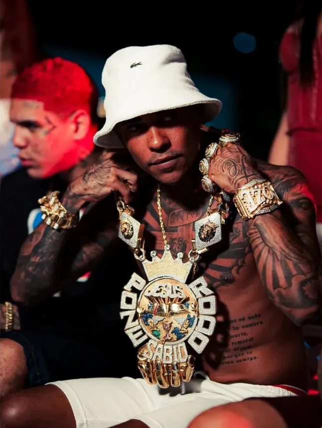 Algumas das joias roubadas faziam parte da coleção de cordões do MC Poze