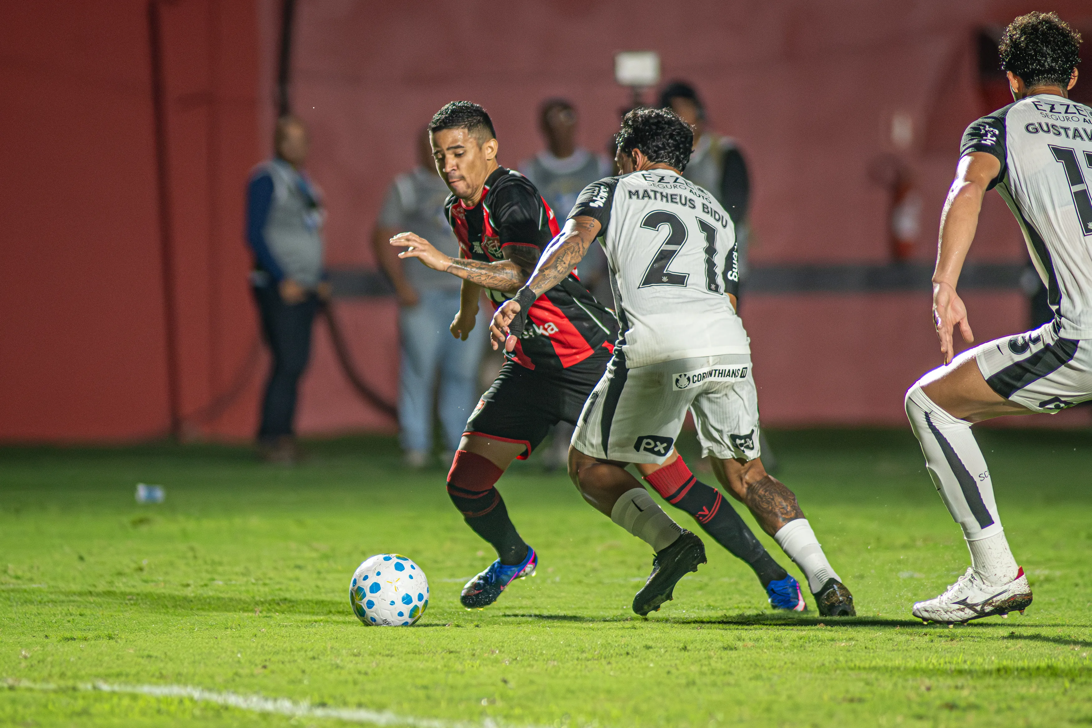 Imagem ilustrativa da imagem Vitória e Corinthians fazem jogo sem graça e empatam no Barradão