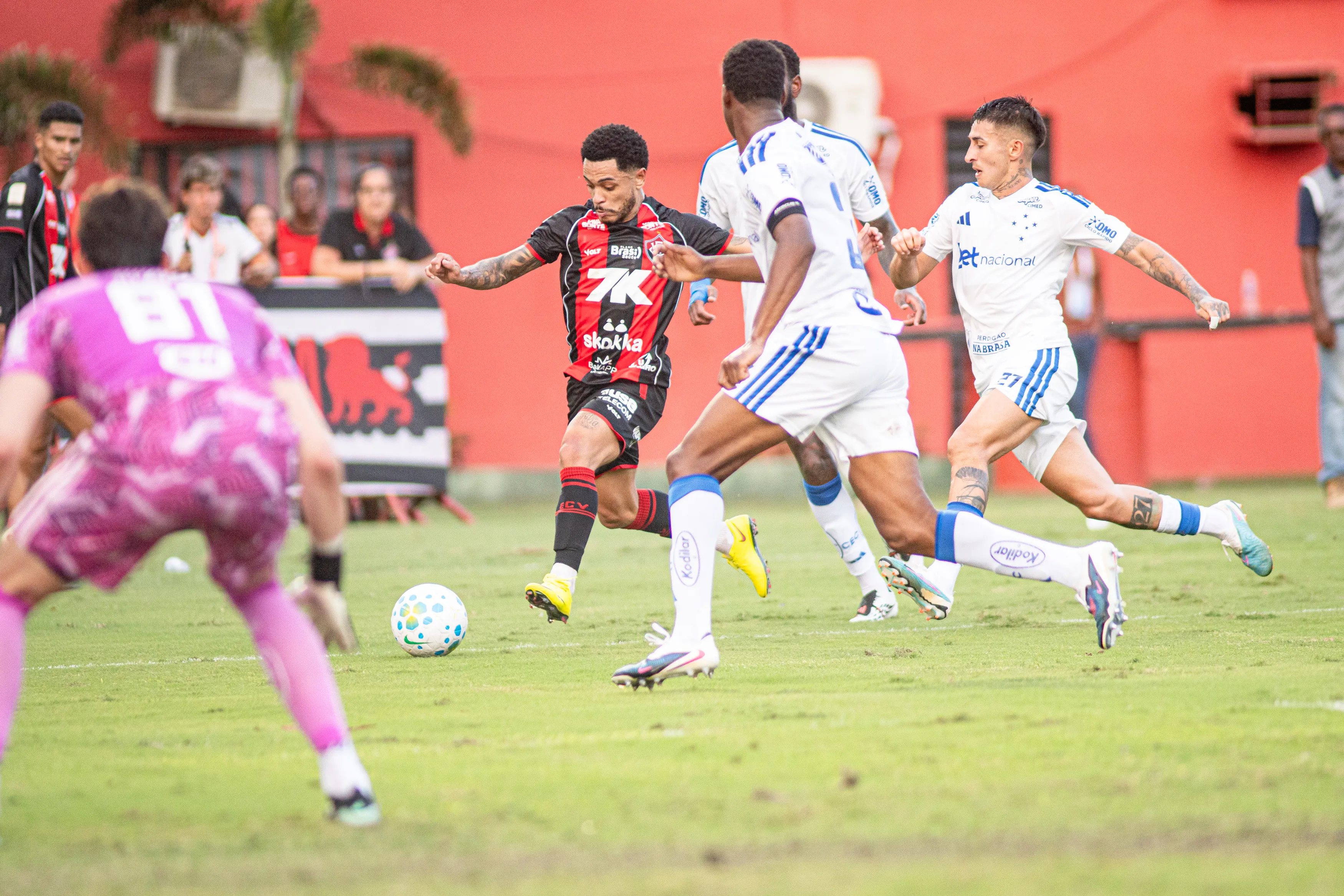 Matheuzinho deu a assistência pra Renê no primeiro tempo