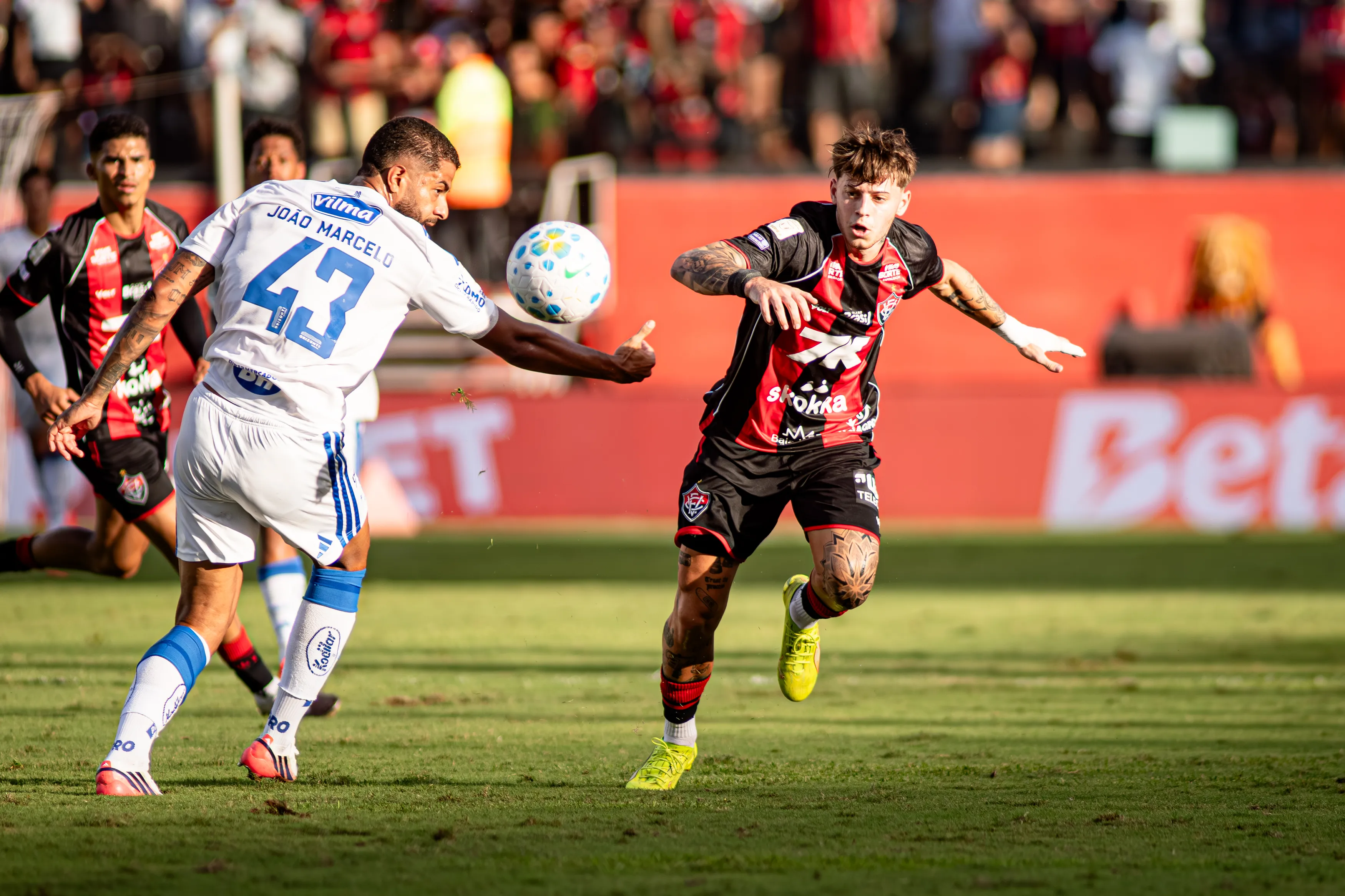 Torcida do Vitória pediu pênalti após a bola bater no braço do zagueiro João Marcelo, do Cruzeiro