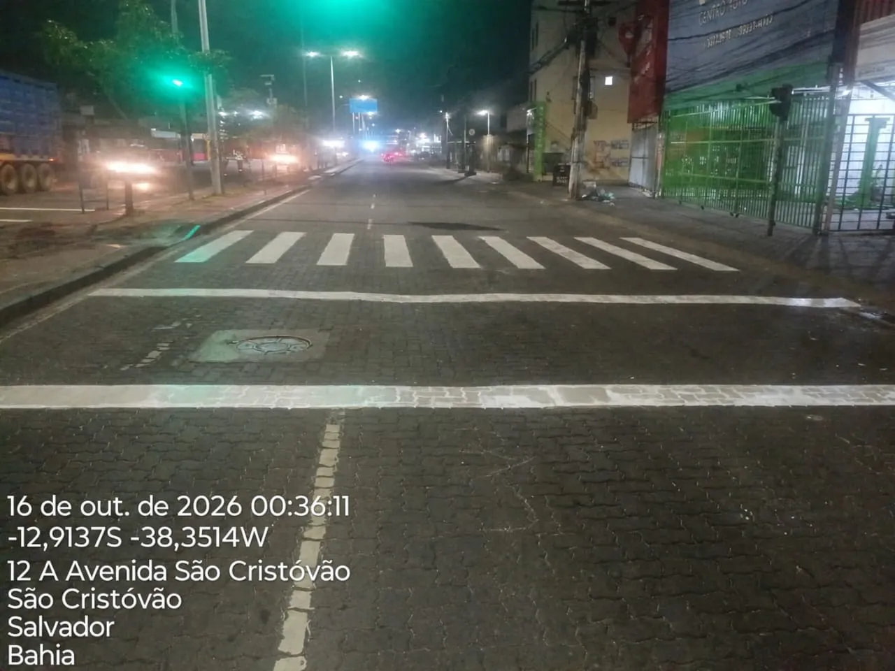 Faixa de pedestre revitalizada na Avenida São Cristóvão, em Salvador