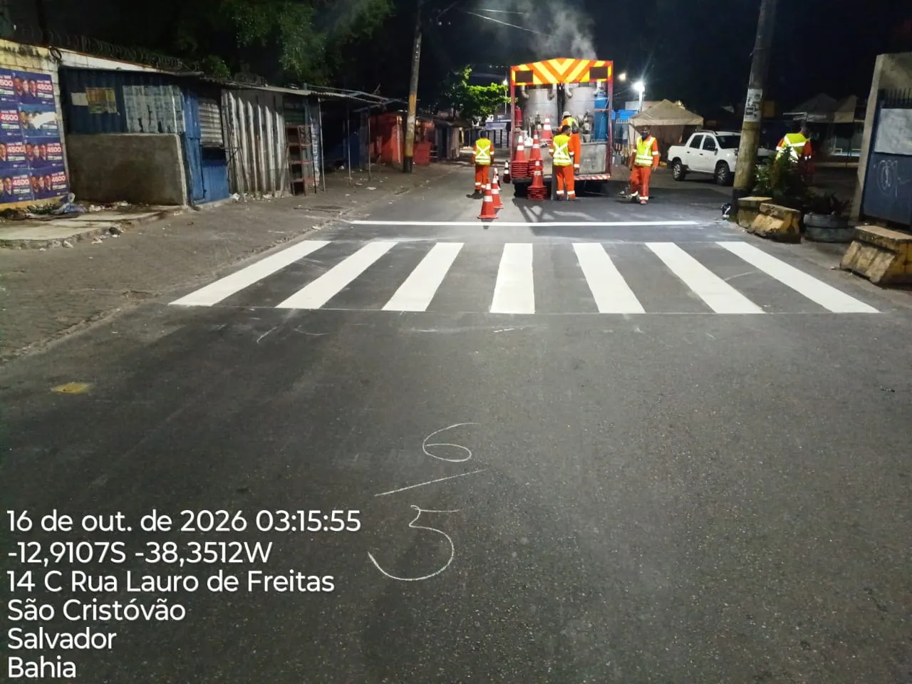 Equipes do serviço municipal fazem serviço de revitalização em faixa de pedestre