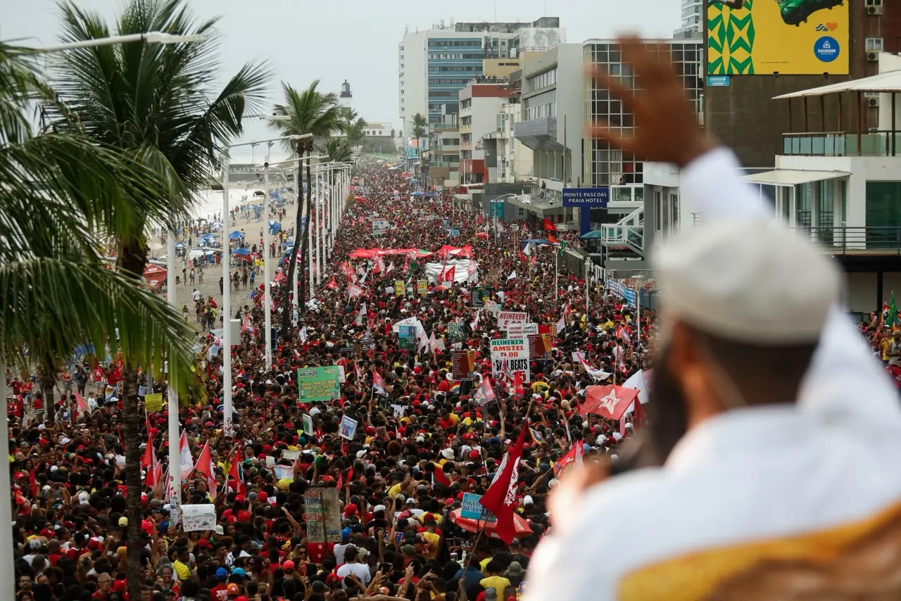 Baiana System arrasta multidão no Ato pela Democracia em Salvador