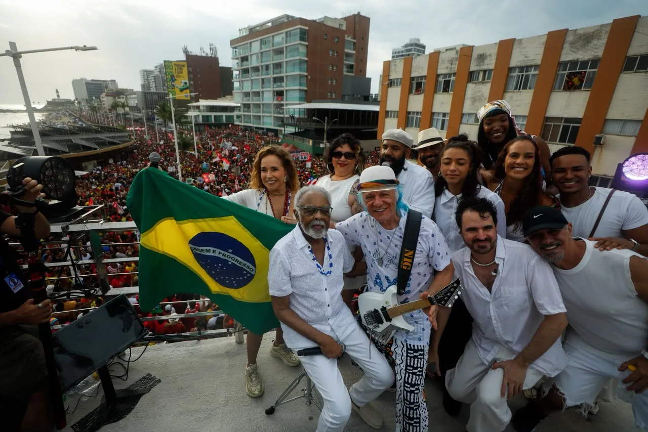Artistas marcam presença no Ato pela Democracia em Salvador
