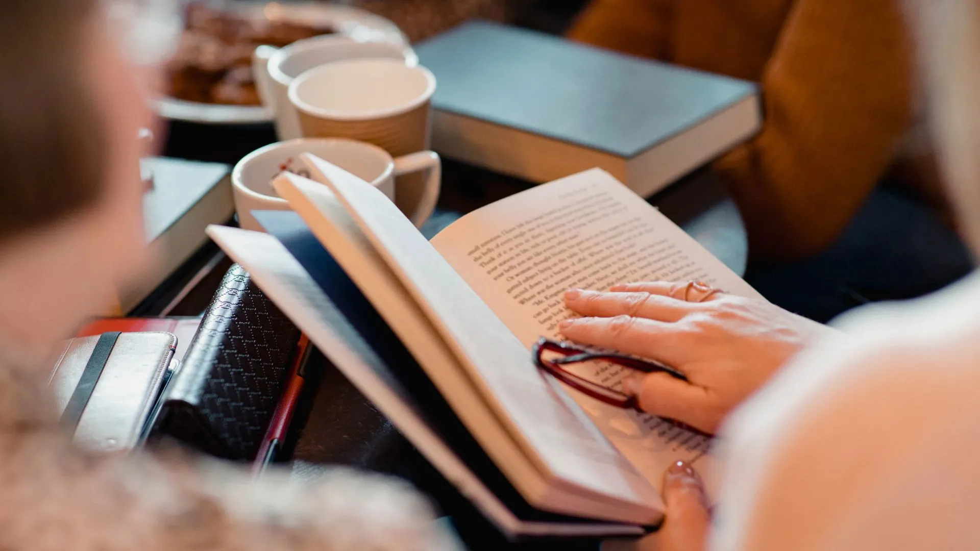 O incentivo à leitura também aparece em iniciativas que reúnem pessoas interessadas em compartilhar experiências e discutir obras literárias
