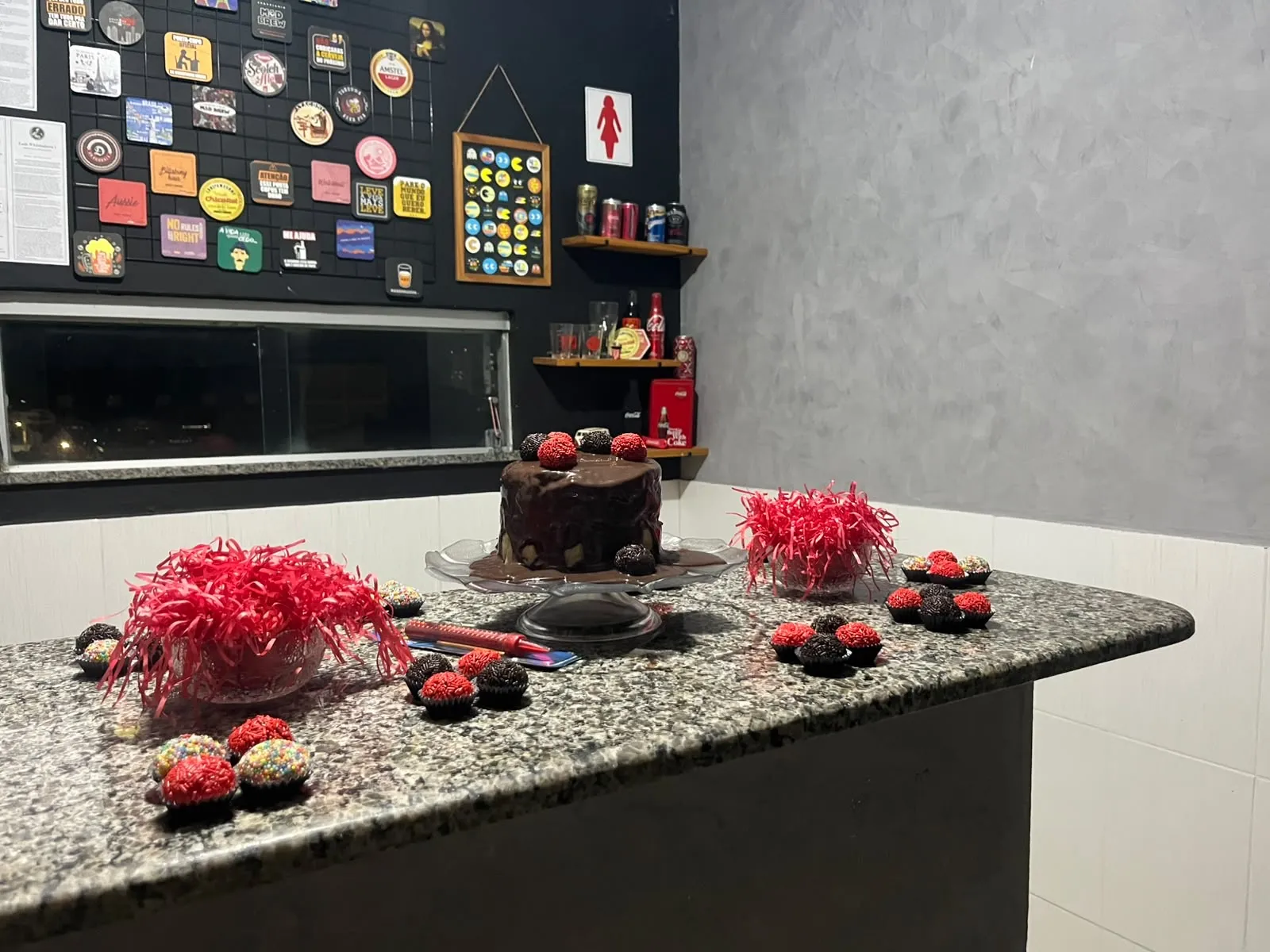 Anna Maria também faz doces e bolos para conseguir uma renda melhor