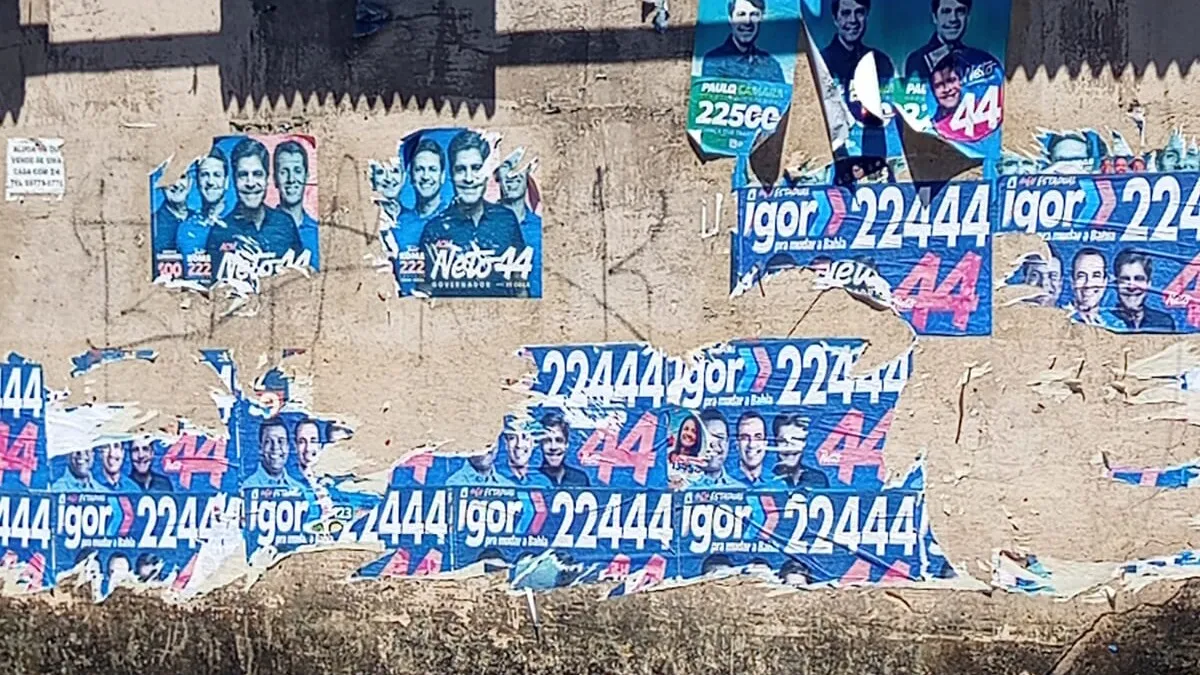 Cartazes de políticos ainda estão espalhados pela cidade