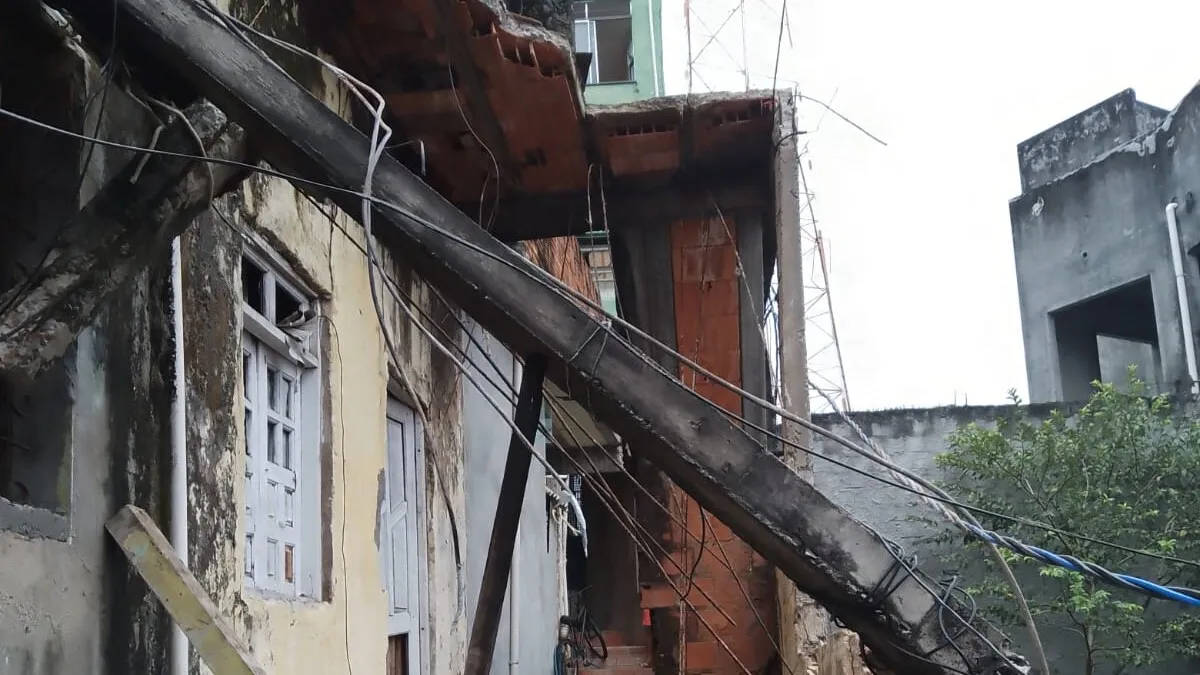 Vista do imóvel residencial que desabou parcialmente