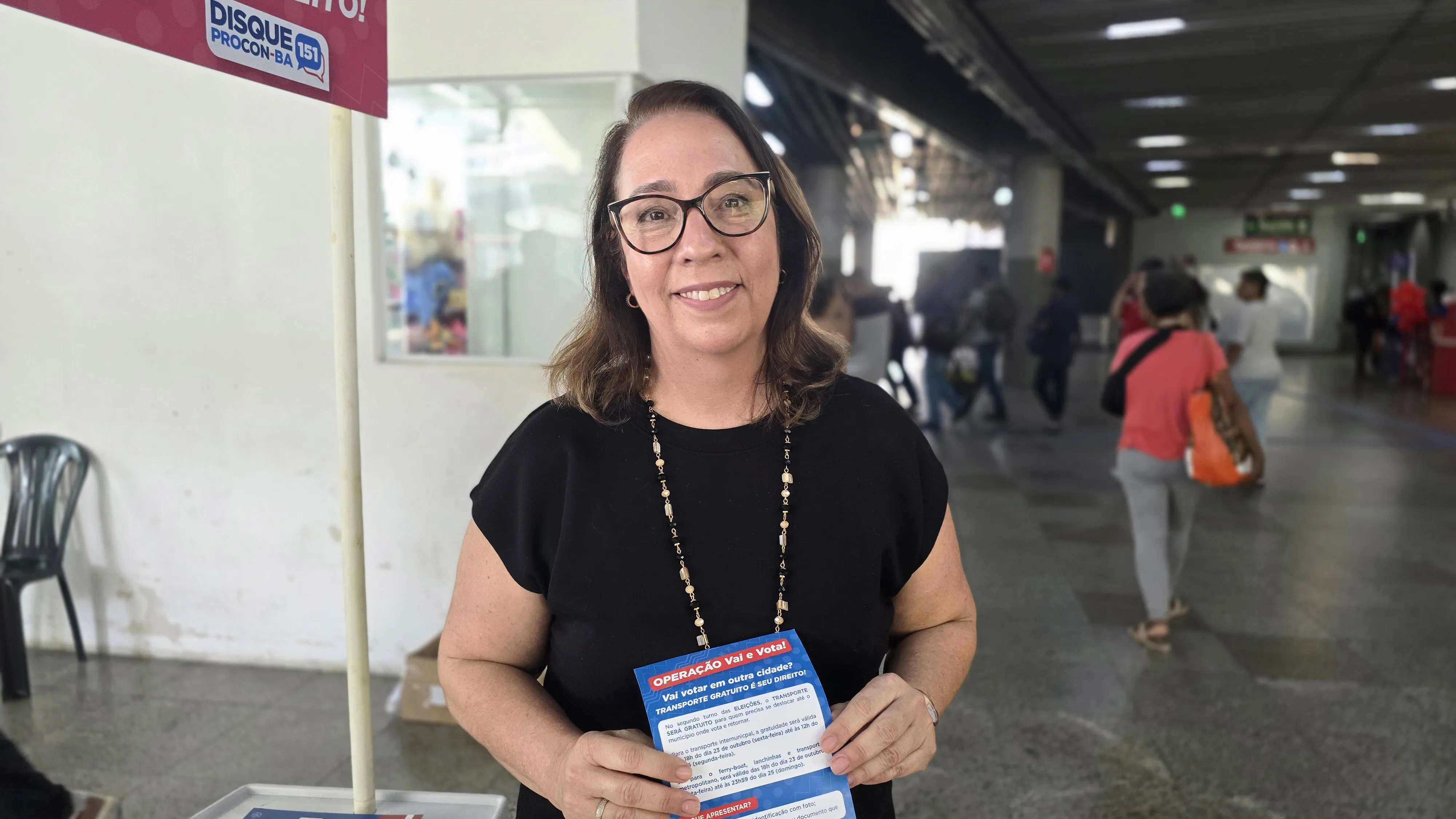Adriana orienta co tirar o bilhete de passagem para outra pessoa de maneira correta