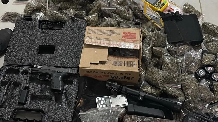 Pistola, carregadores, munição e drogas estavam em mala de mulher presa, nesta quinta-feira (15), em Feira de Santana