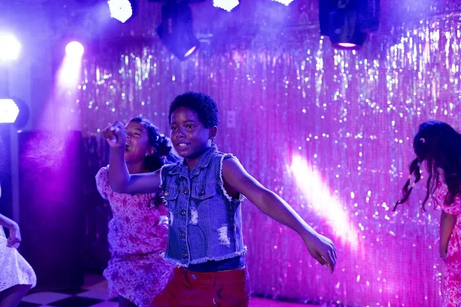 Rodeado pelo afeto da avó, Gugu gosta de se expressar por meio da dança, da arte e da maquiagem.