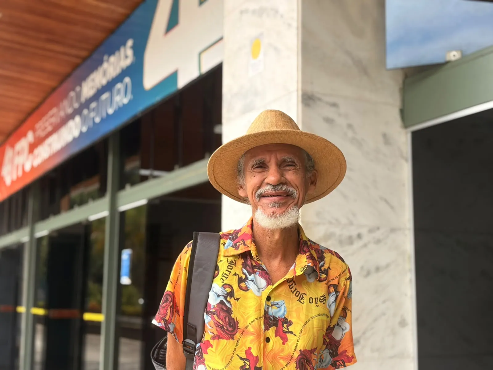 Douglas de Almeida, de 71 anos, um dos criadores da Biblioteca Comunitária Betty Coelho