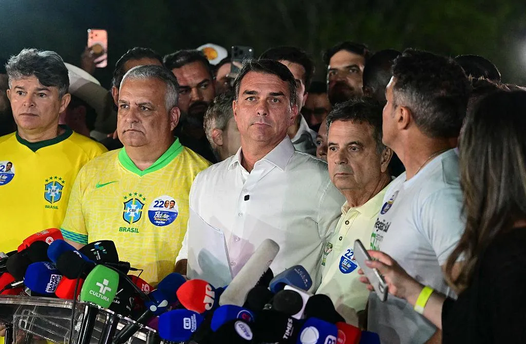Flávio Bolsonaro fugiu para os Estados Unidos após perder as eleições