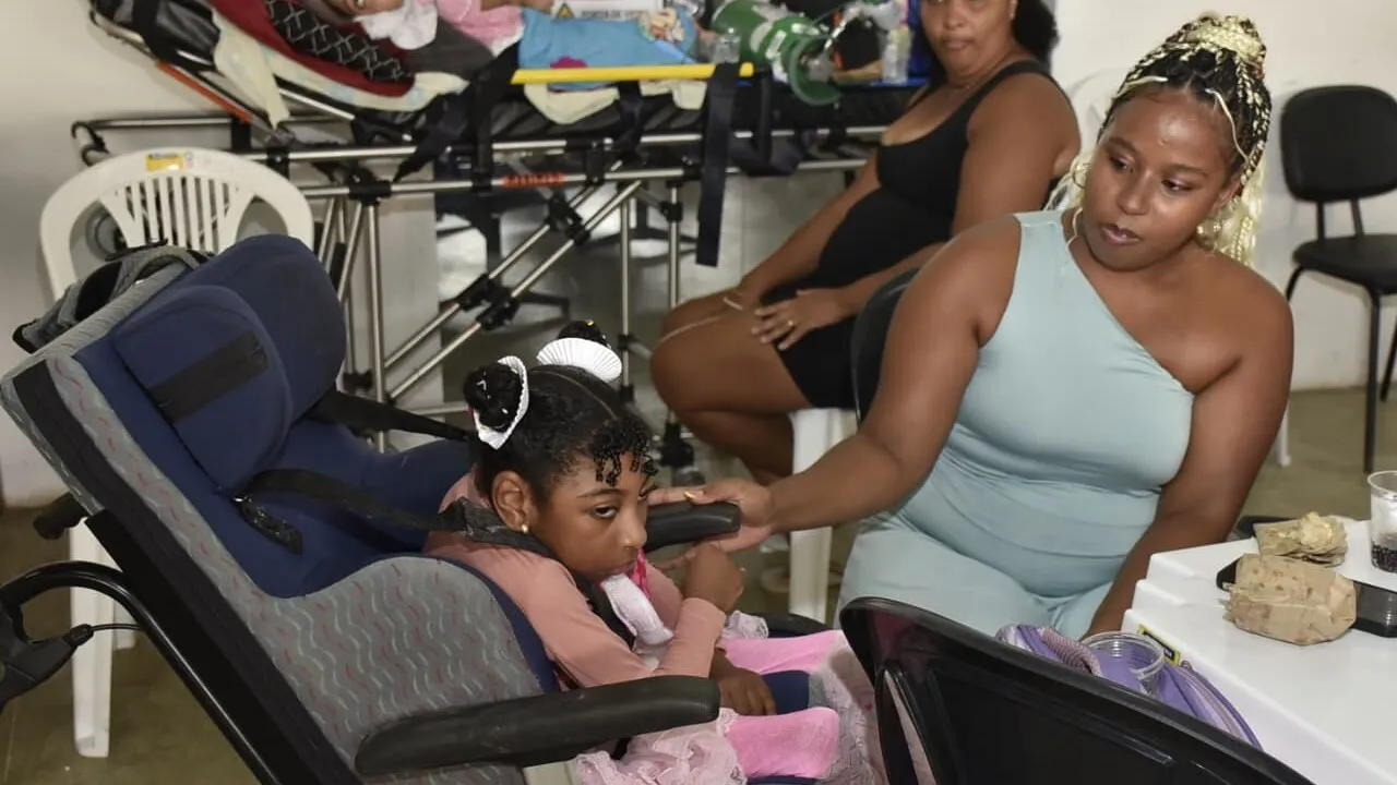 Beatriz da Silva com sua filha Rhayanne Vitória.