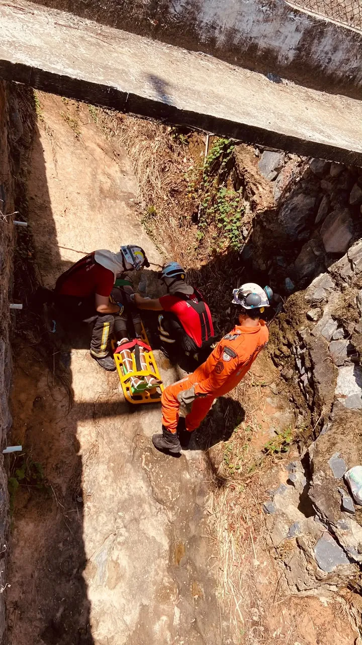Os bombeiros encontraram o idoso com suspeita de lesões na região dos tornozelos