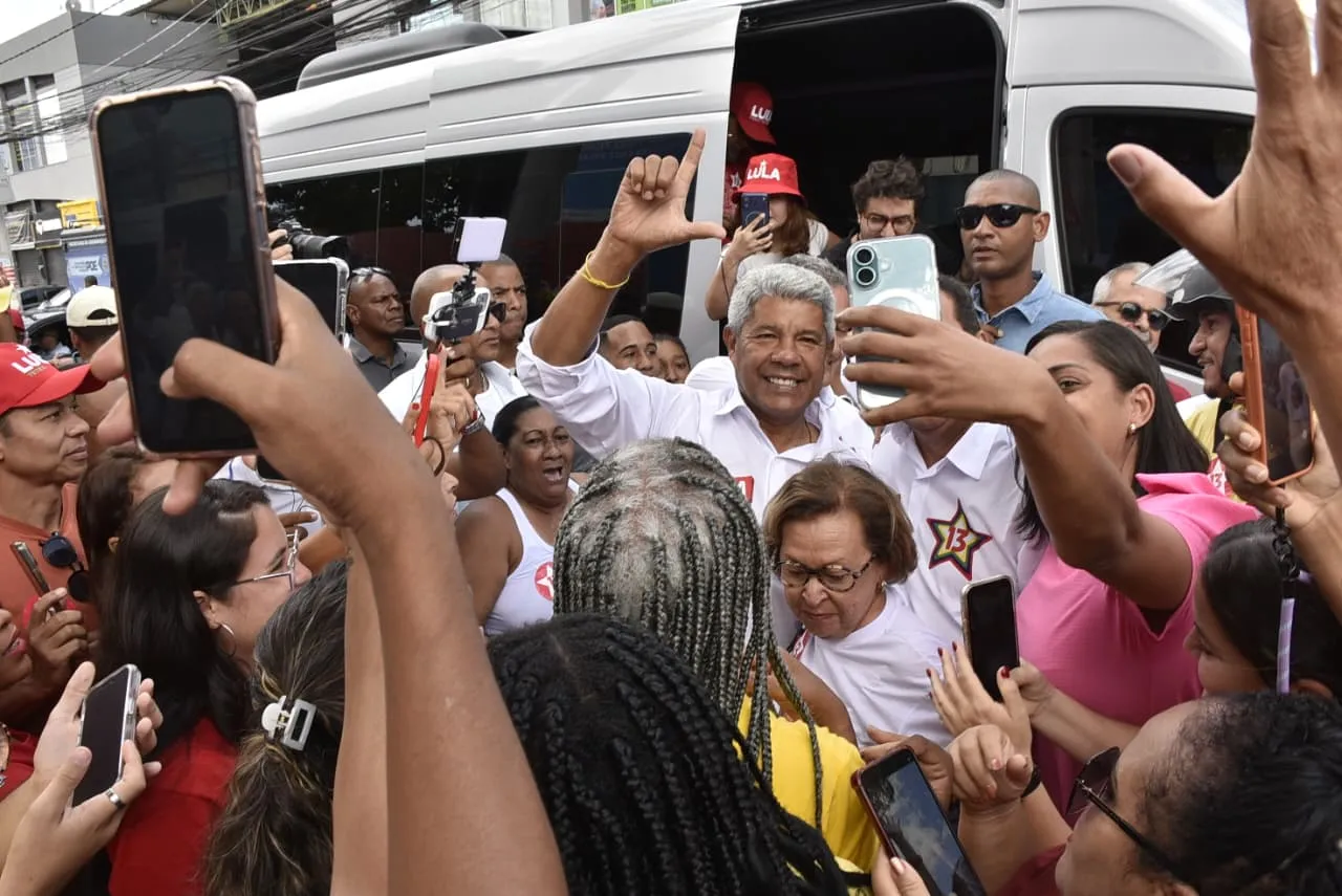 Governador da Bahia foi cortejado em sua chegada no Colégio Luiz Viana, em Brotas