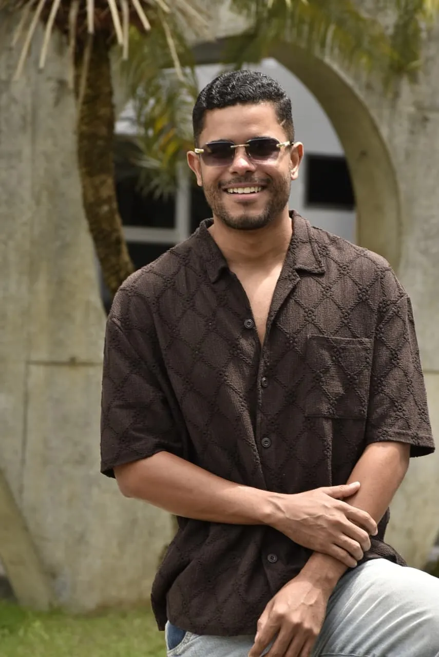 Artista deixa a timidez de lado na hora de fazer shows