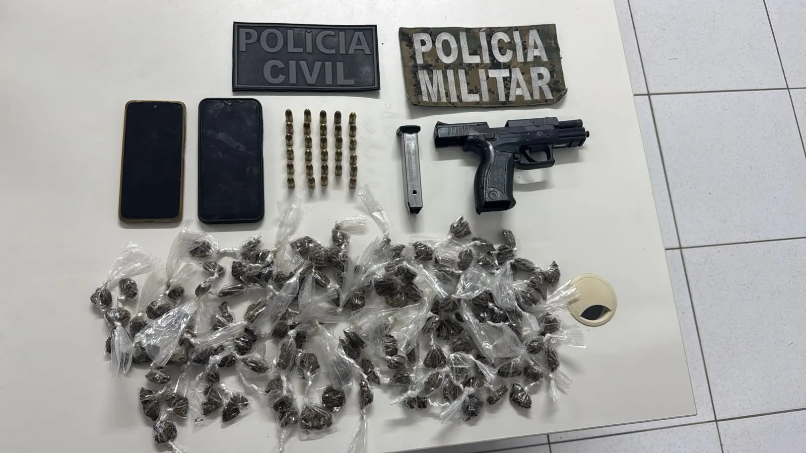 No local, os policiais também apreenderam uma pistola, munições e 128 porções de maconha.