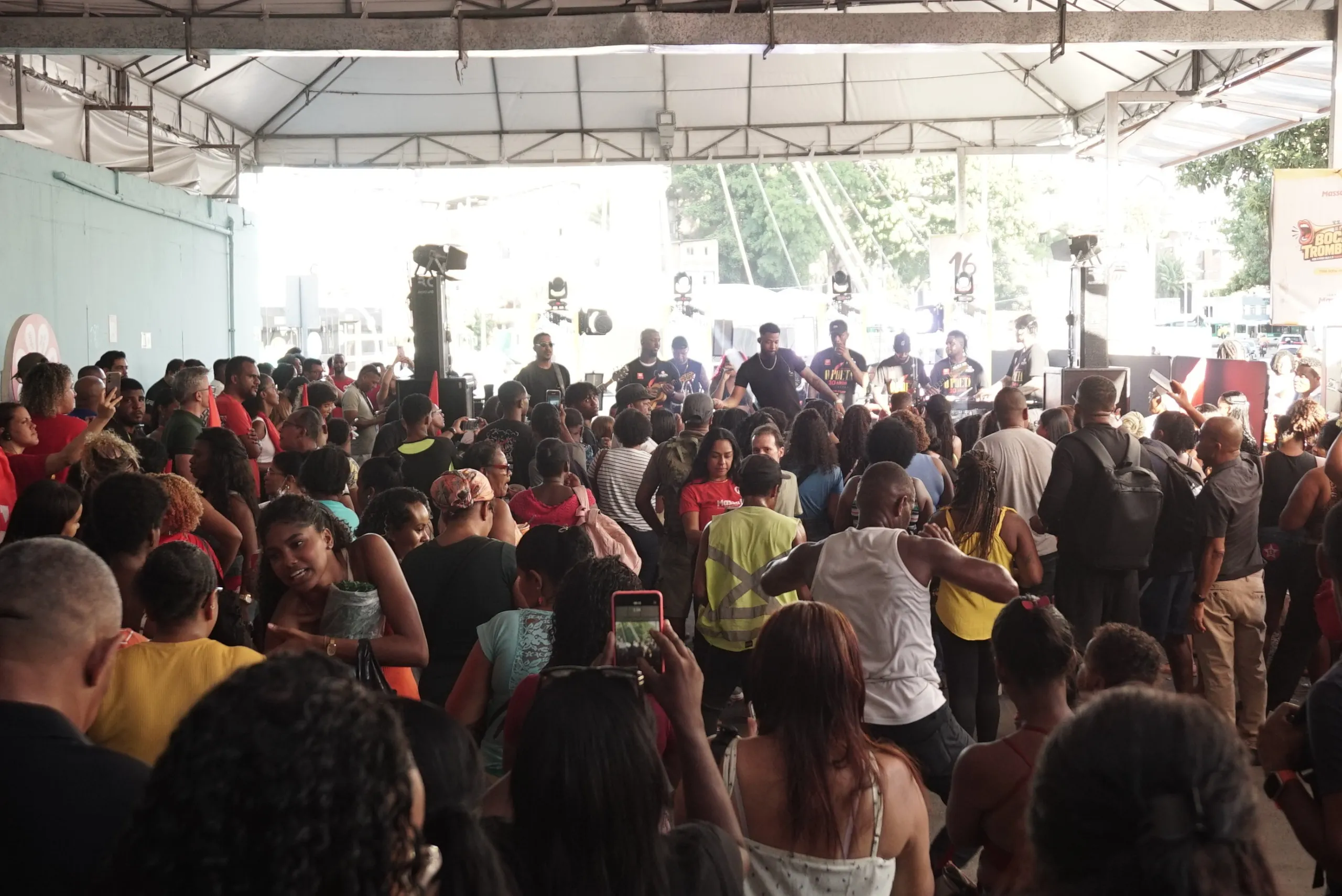 População lota aniversário do MASSA! na Estação da Lapa