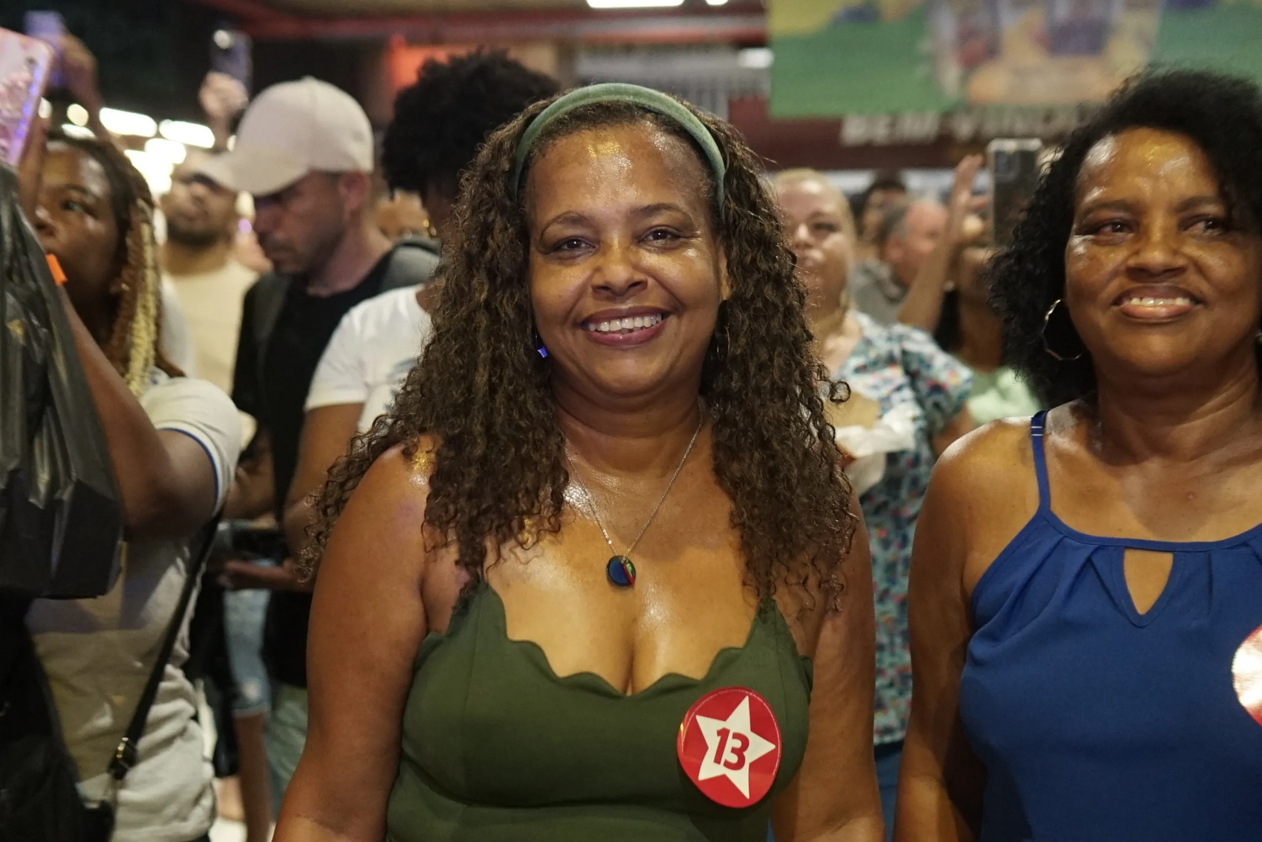 Cláudia Alves curtiu o aniversário do MASSA! ao lado da irmã Telma