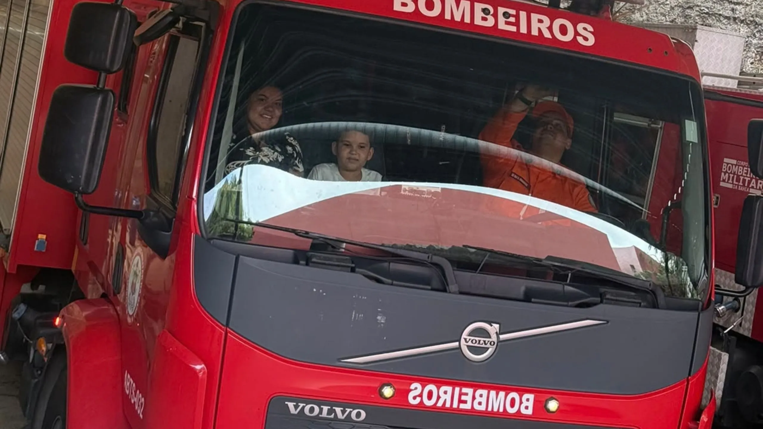 Dudu fazendo o passeio no carro do Corpo de Bombeiros