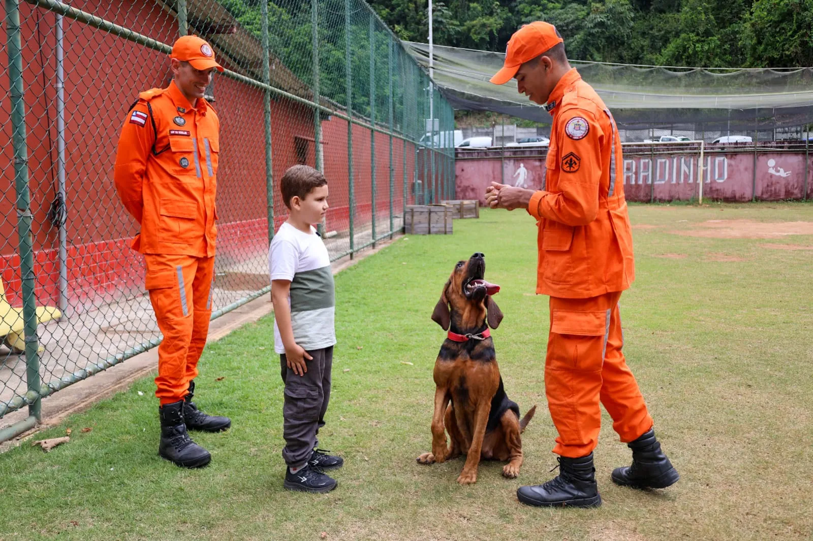 Dudu interagindo com a cadela Athena, da raça bloodhound, integrante da equipe K9 do Corpo de Bombeiros da Bahia