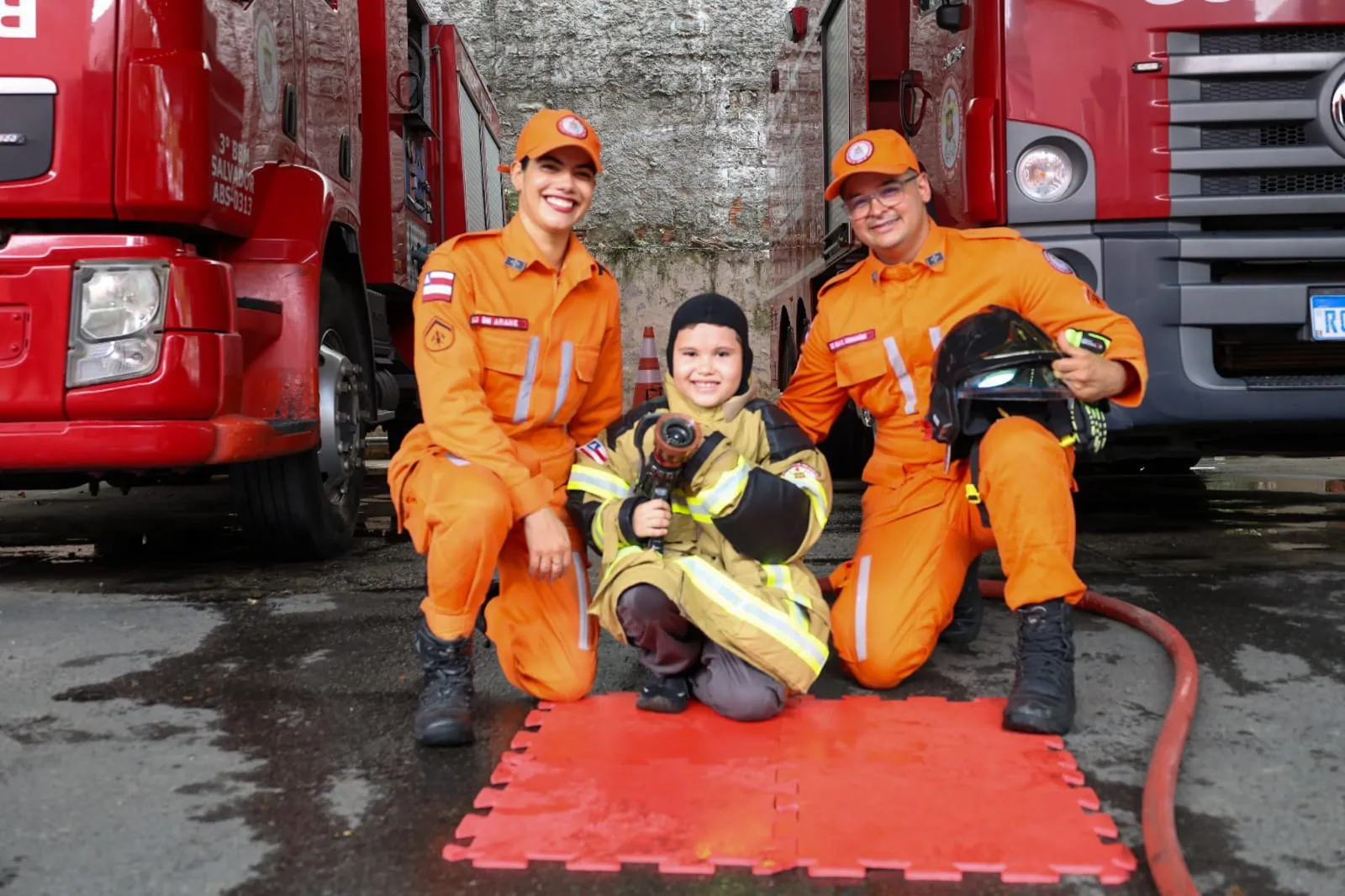 Dudu e agentes do Corpo de Bombeiros