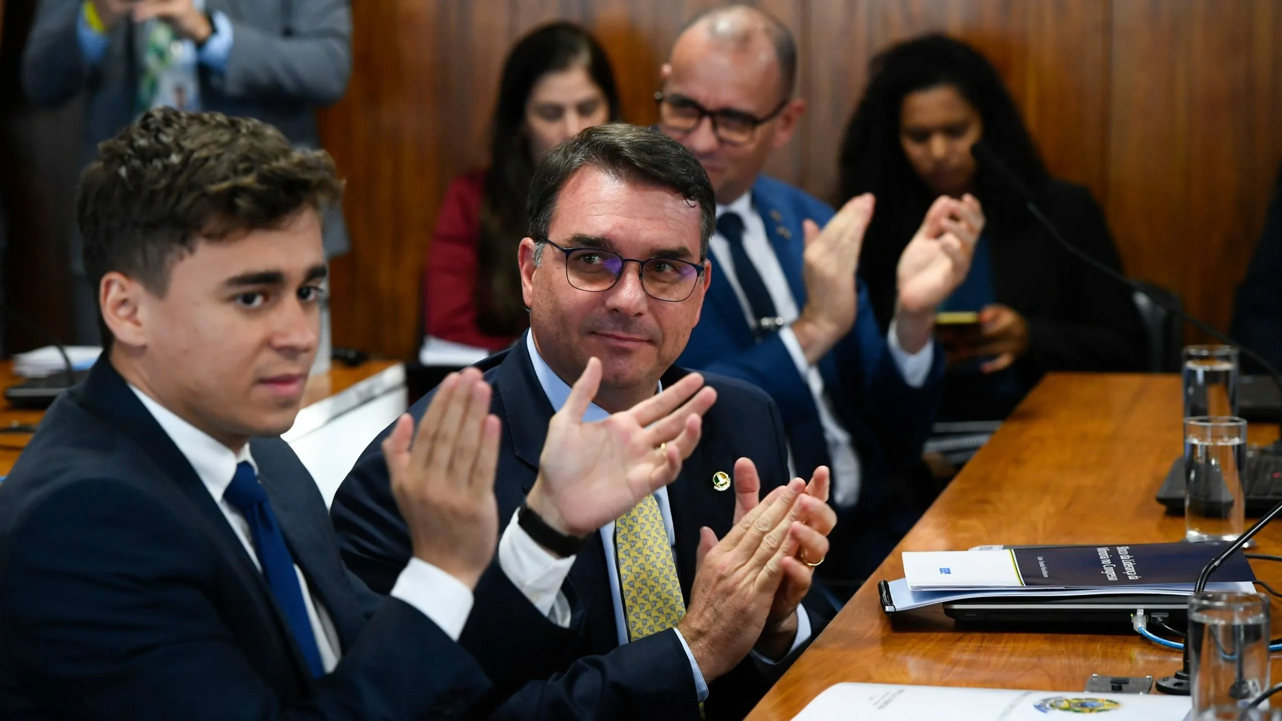 Nikolas Ferreira ao lado de Flávio Bolsonaro