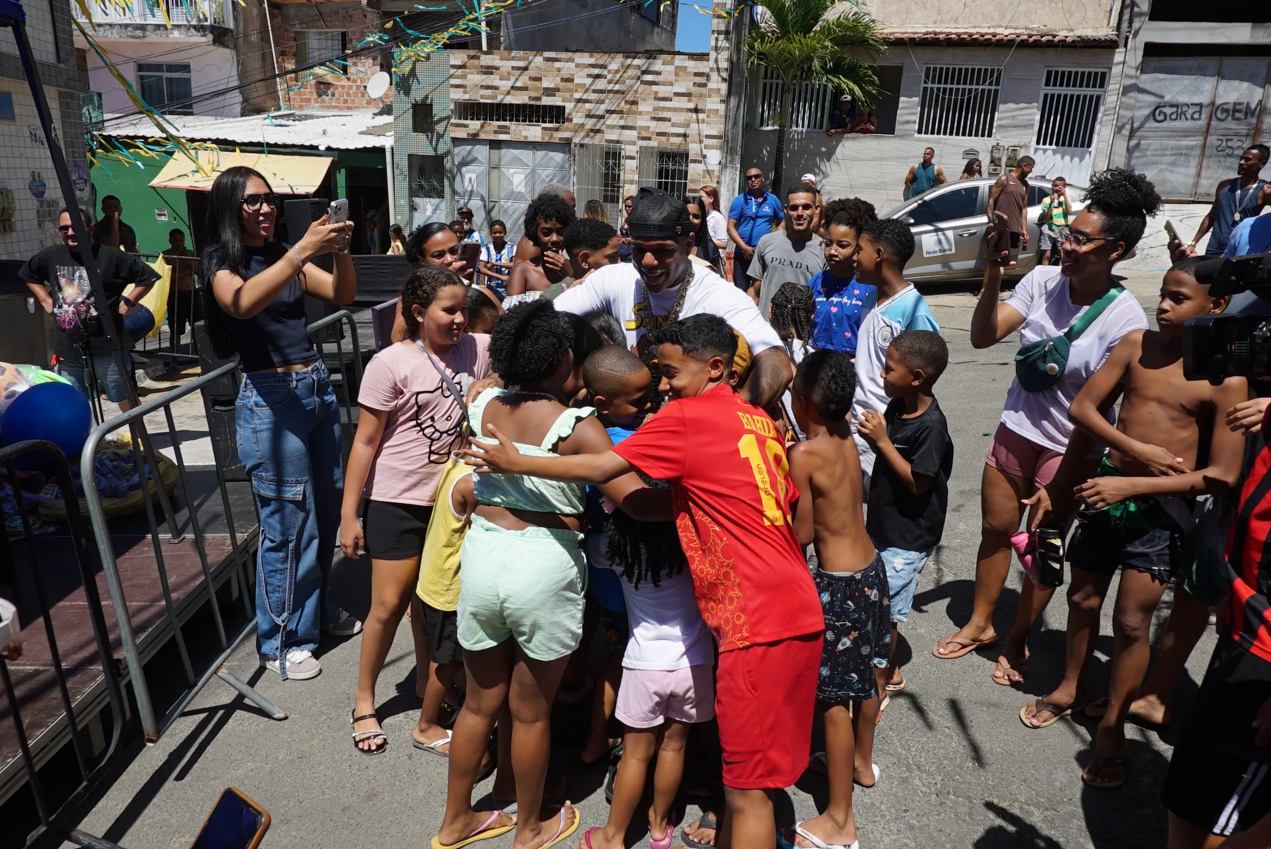 Moradores de Tancredo Neves reunidos com o cantor Oh Polêmico