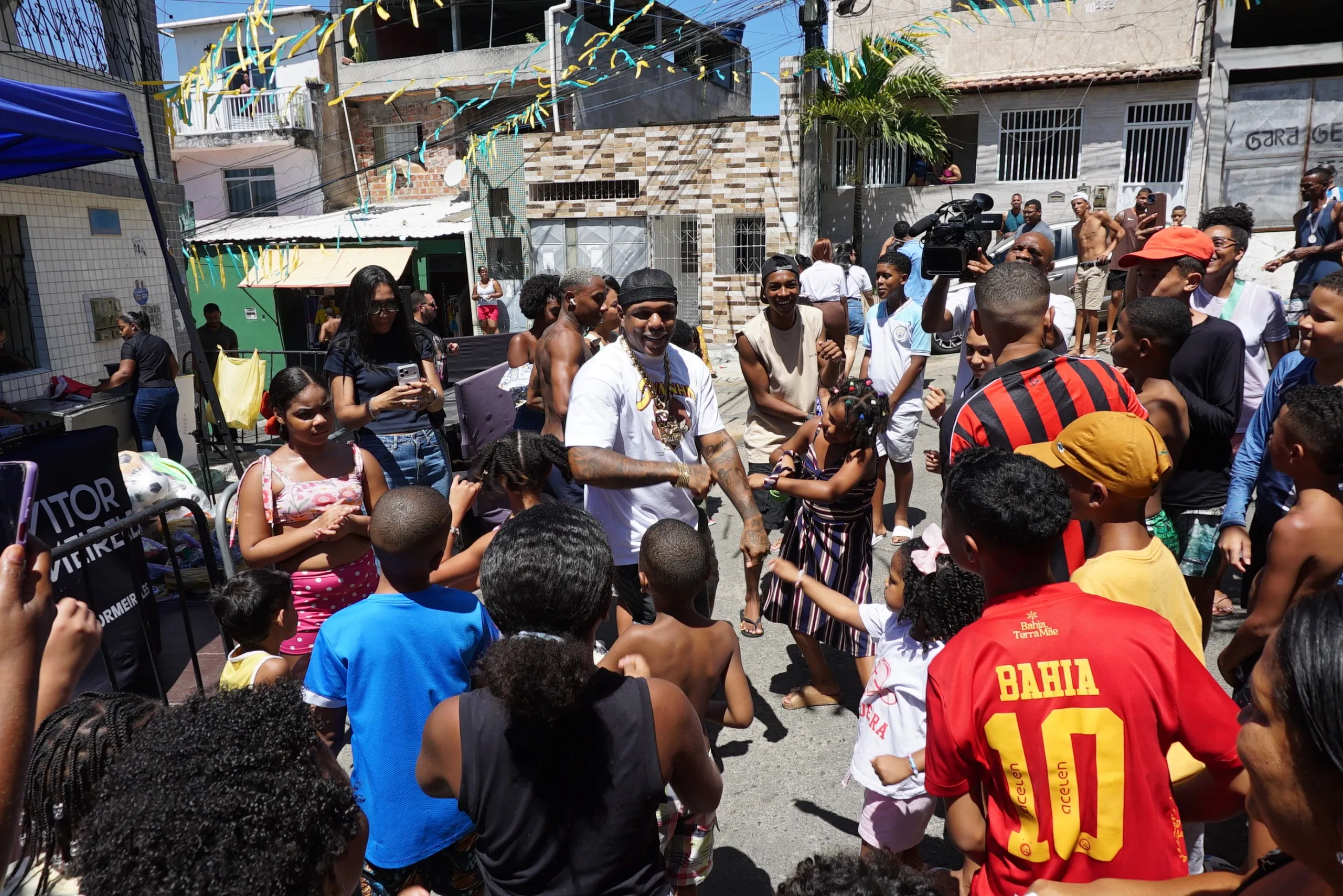 Moradores de Tancredo Neves reunidos com o cantor Oh Polêmico