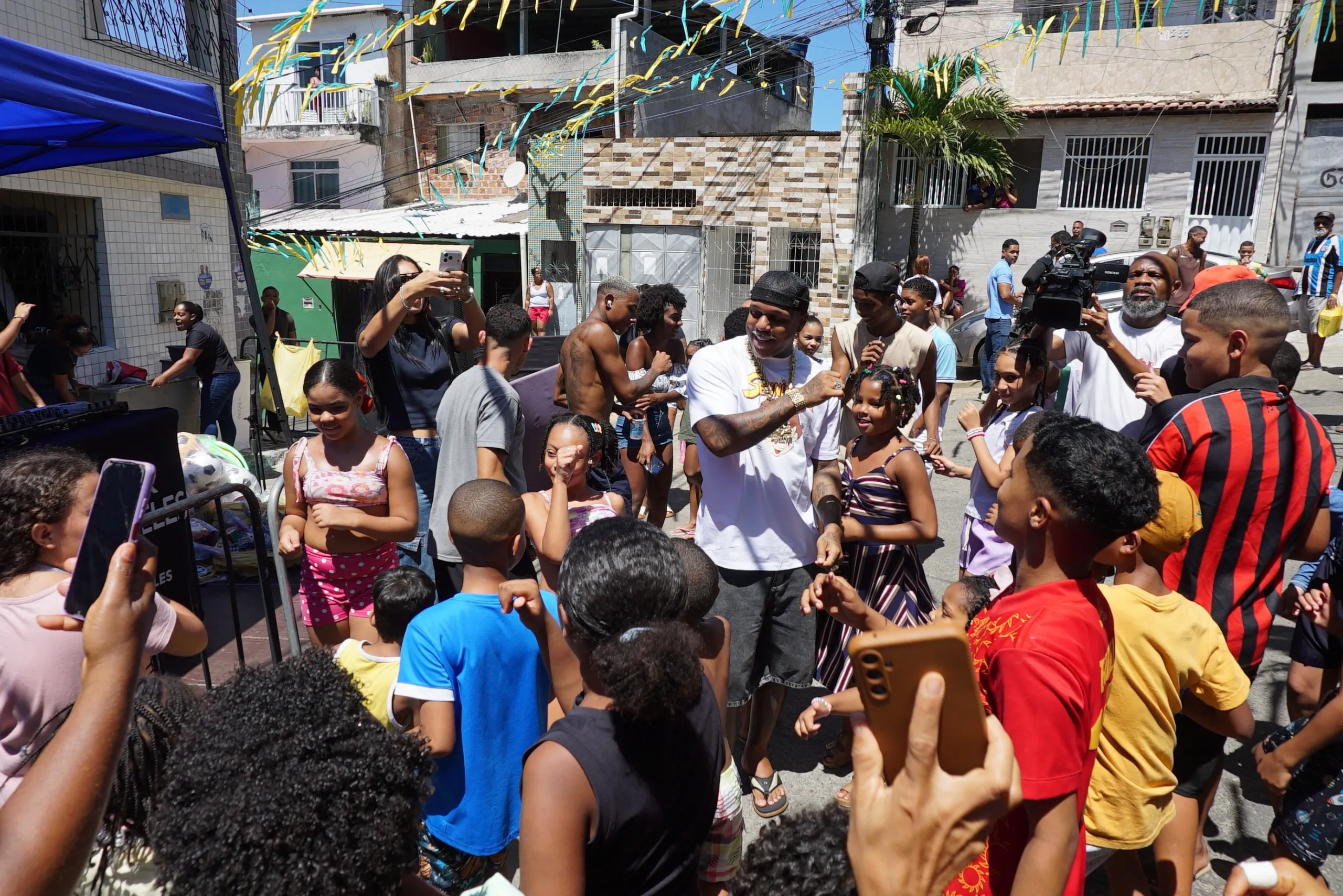 Polly dançando com as crianças da comunidade