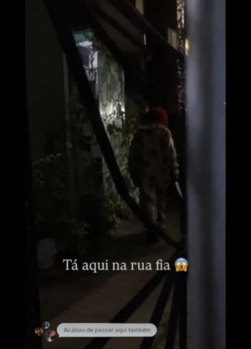 Print de palhaço andando pelas ruas nas redes sociais