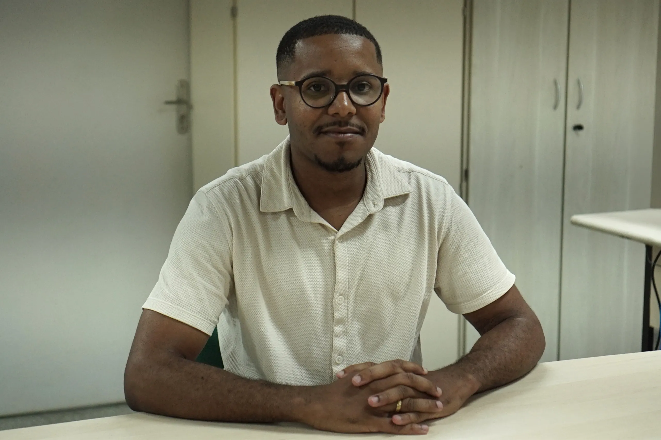 Na foto, Armando Rocha, pedagogo que atua no Núcleo de Apoio à Inclusão do Aluno com Necessidades Educacionais Especiais da UFBA