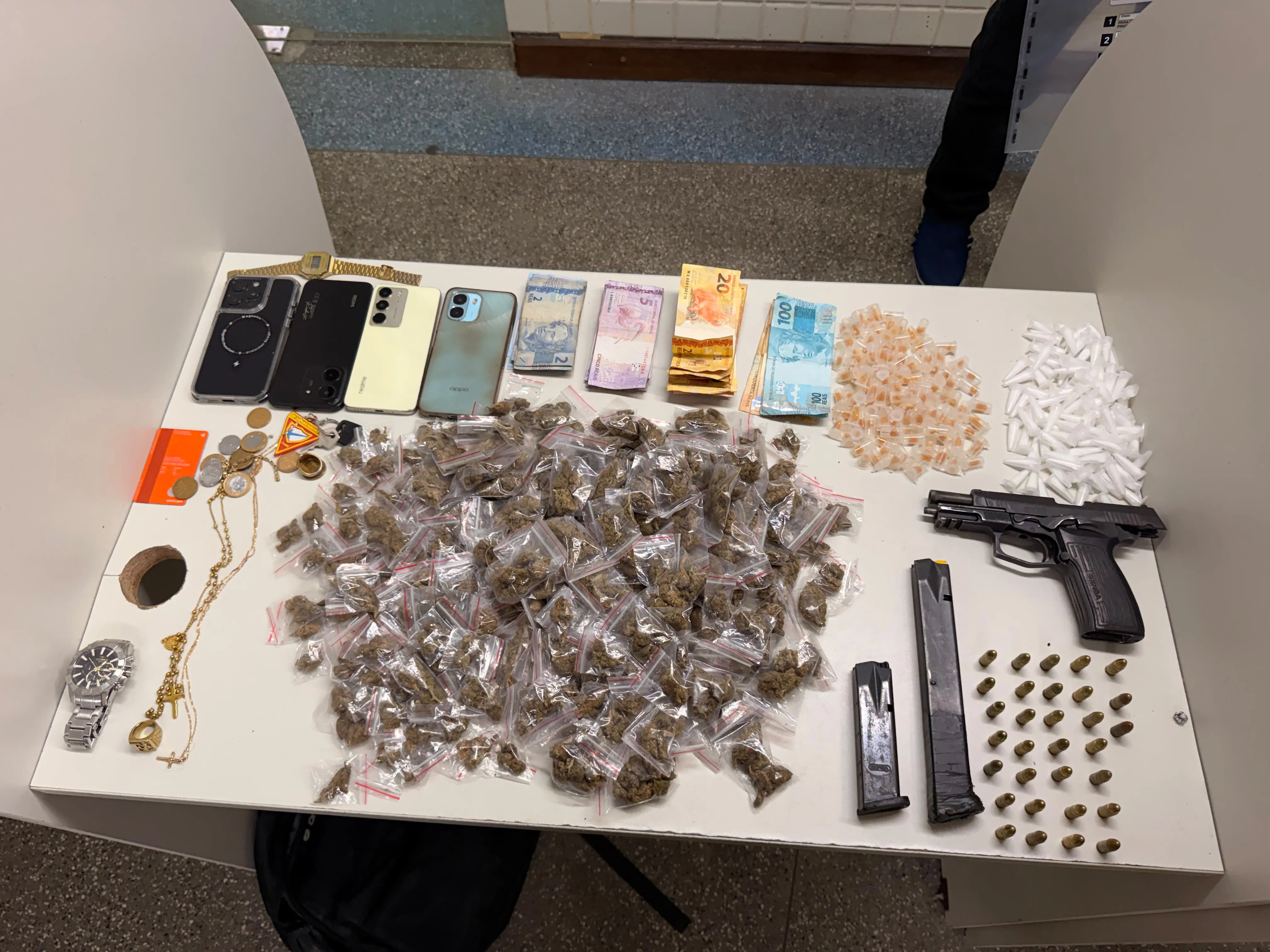 Drogas, arma, dinheiro, celulares e munição são apreendidas em São Caetano, em Salvador