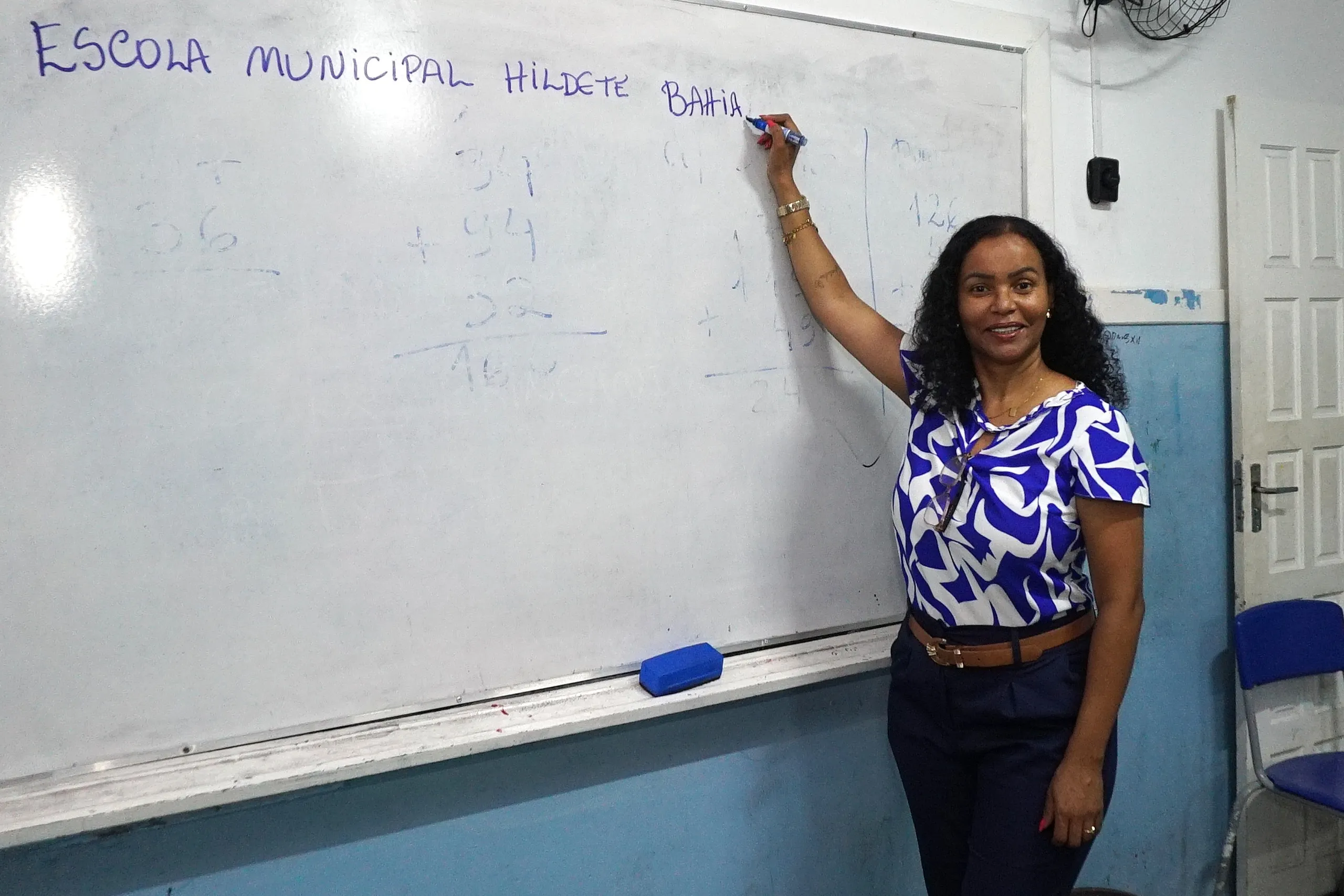 Na foto, a alfabetizadora Namara Santos