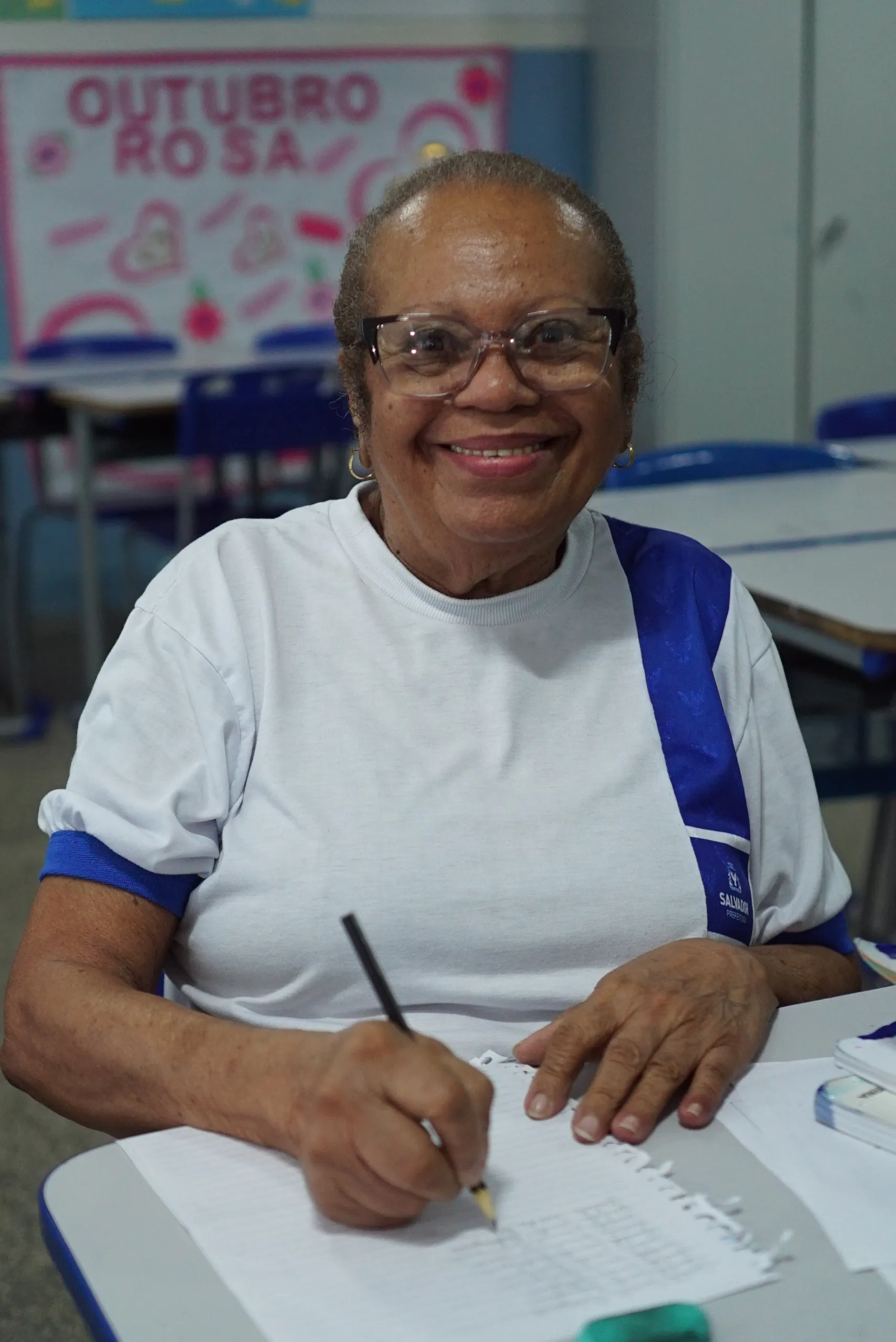 Na foto, aluna Julieta Santos, de 80 anos