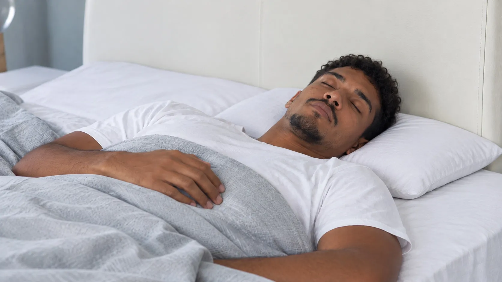 Especialista revela melhores posições para dormir