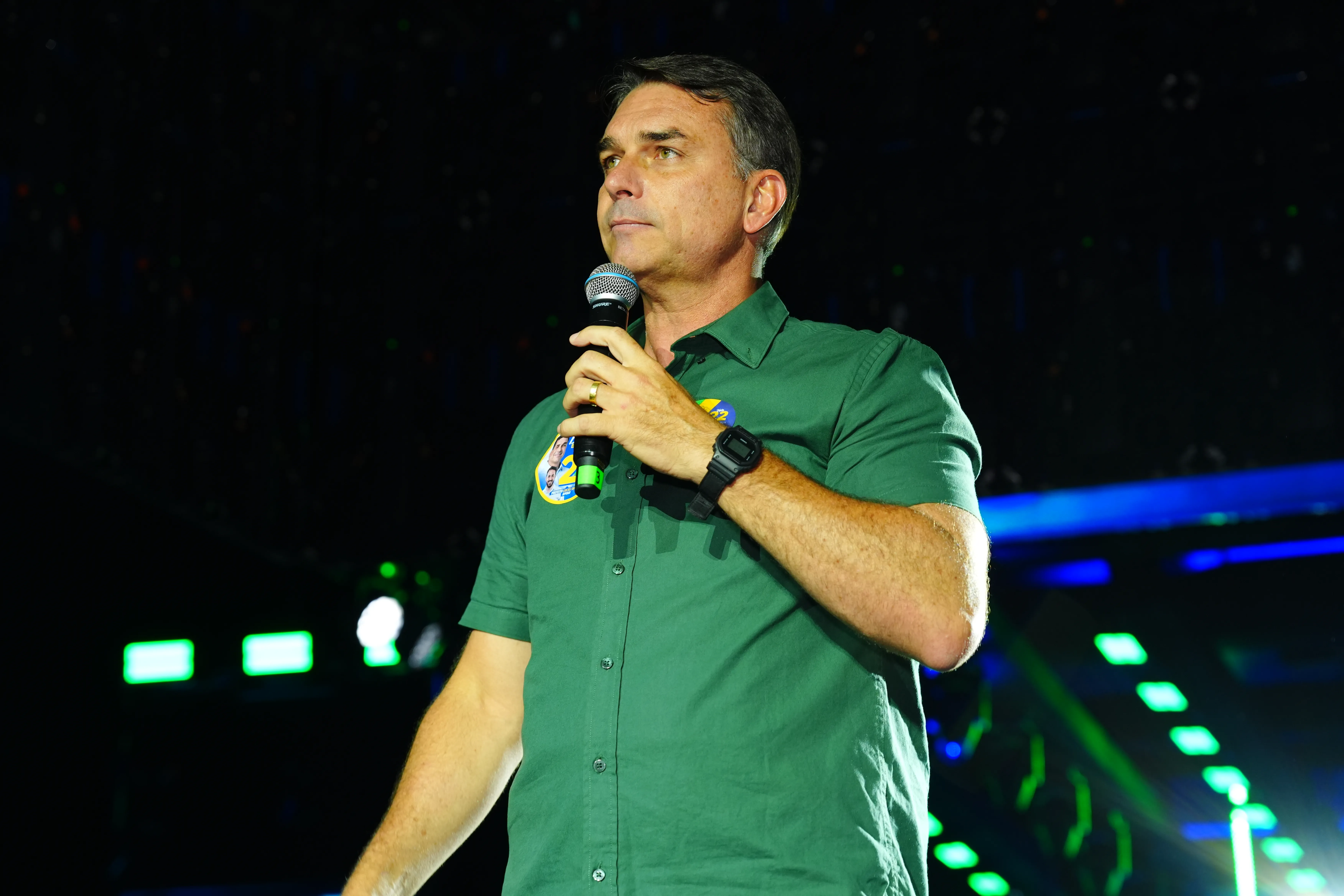 Flávio Bolsonaro  fugiu do Brasil