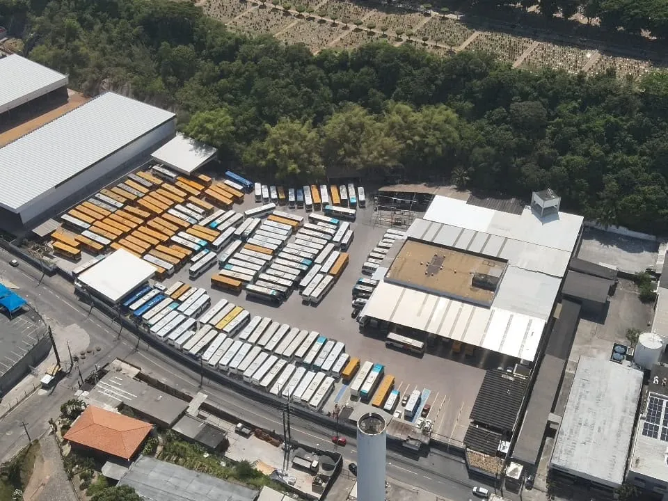 Foto obtida pelo MASSA! mostra parte da frota de ônibus parada em garagem no período vespertino do domingo de eleições