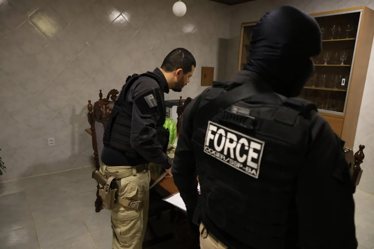 Mandados de busca e apreensão ocorreram em casas do oficial na cidade de Santa Maria da Vitóira