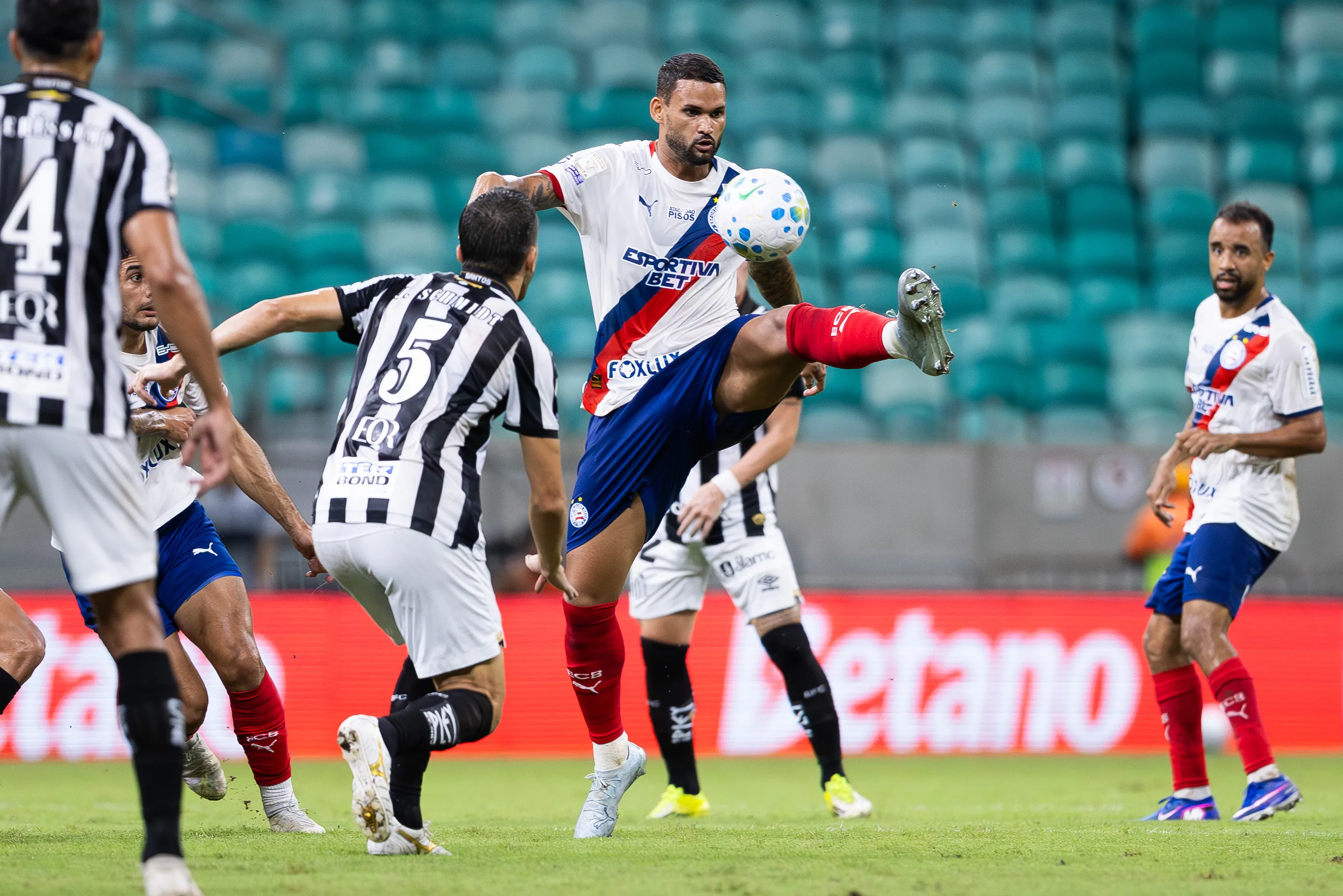 Willian José em campo no empate do Bahia por 2x2 contra o Santos, em abril. Foi a última partida que ele marcou um gol.