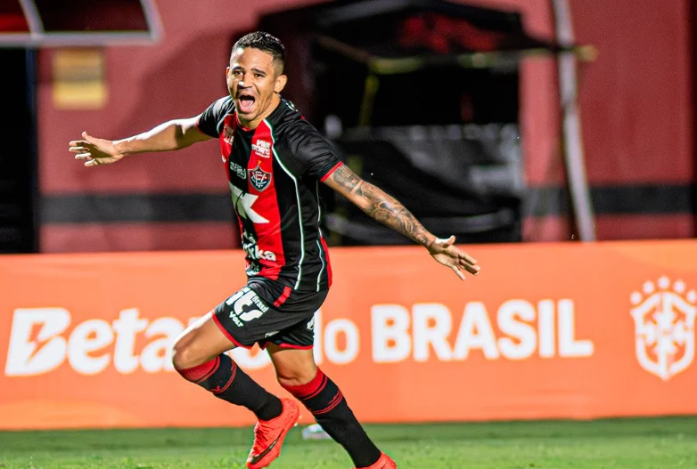 Erick comemora gol contra o Athletico no 4 a 0 pela Copa do Brasil