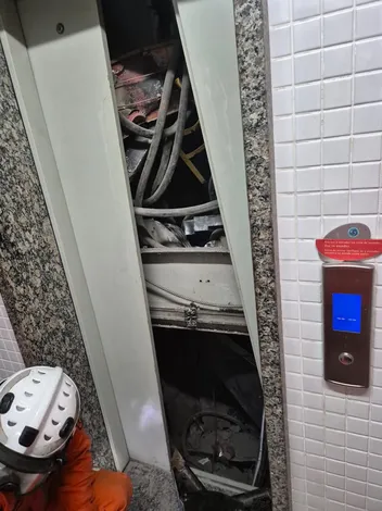 Bombeiros mostram os destroços do elevador que despencou em Salvador