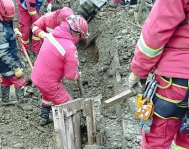 Registro de bombeiros resgatando famílias em Achocalla