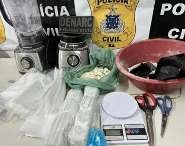 Entre os itens encontrados estavam liquidificadores, uma balança digital, duas tesouras, sacos plásticos para embalar drogas e cerca de um quilo e 100 gramas de cocaína.