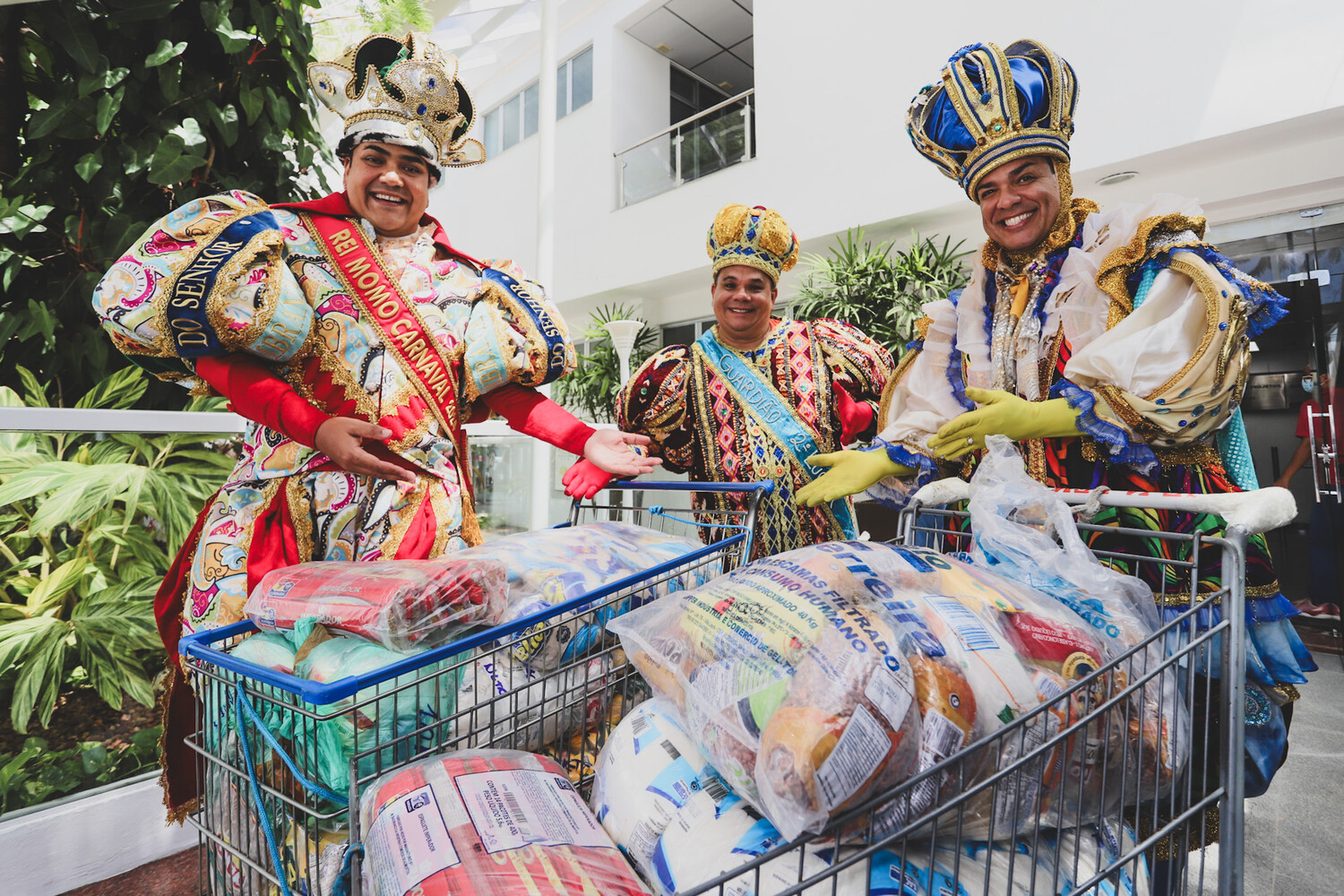 Rei Momo e guardiões do Rei entregam arrecadação dos alimentos Portal